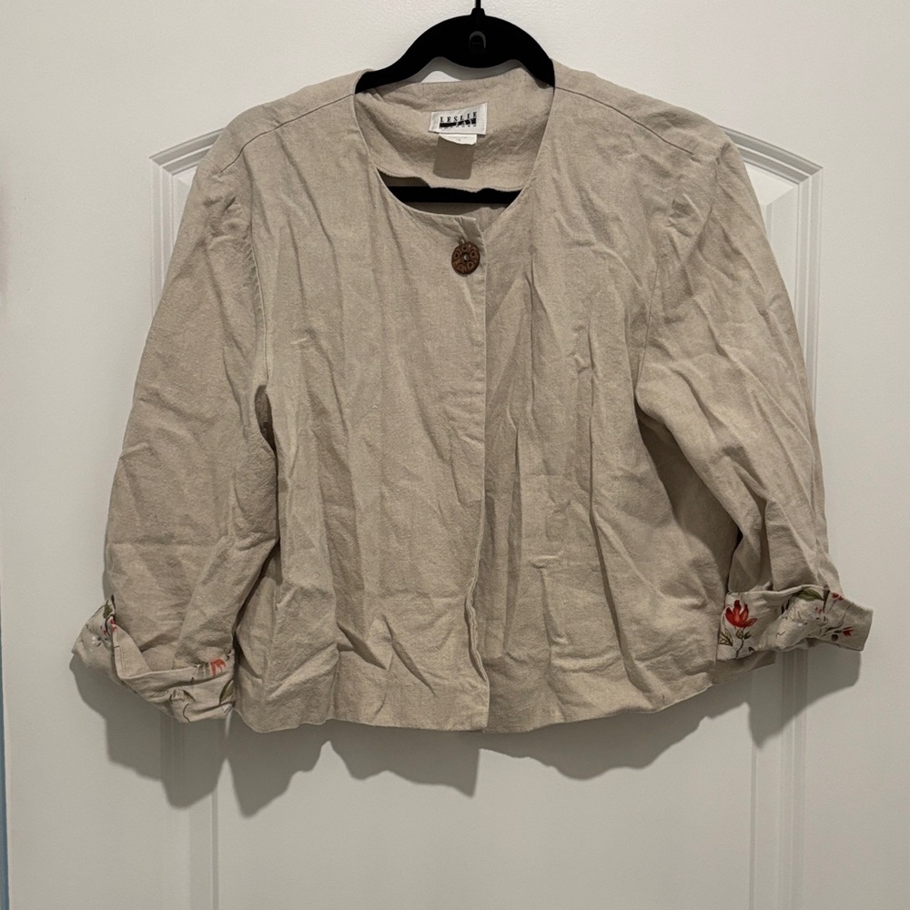 Leslie Fay Light Beige Cotton-Blend Cropped Jacket with Floral Cuff